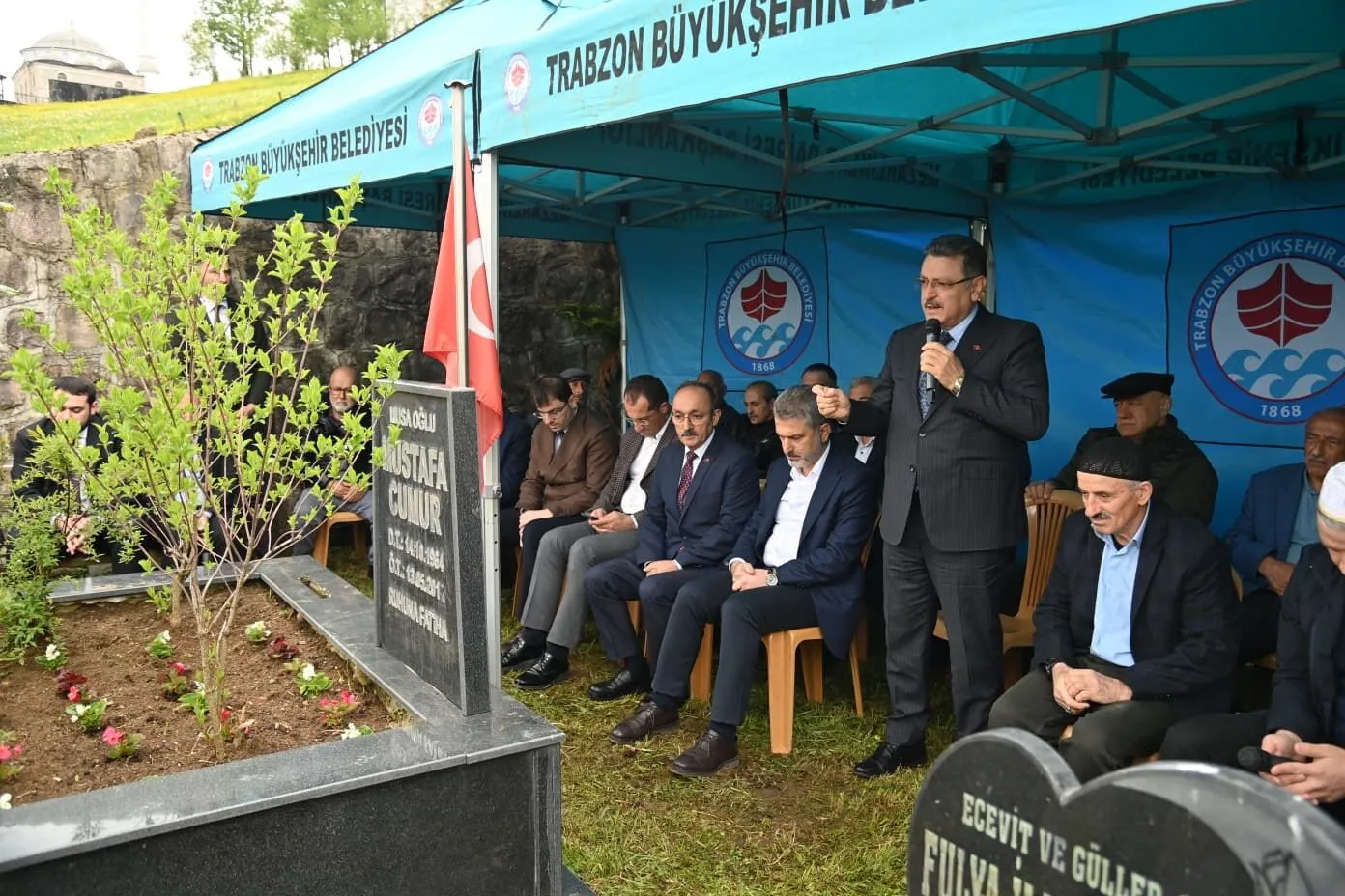 AK Parti Camiası Mustafa Cumur’u Kabri Başında Andı: “Hizmet Etti, İz Bıraktı”