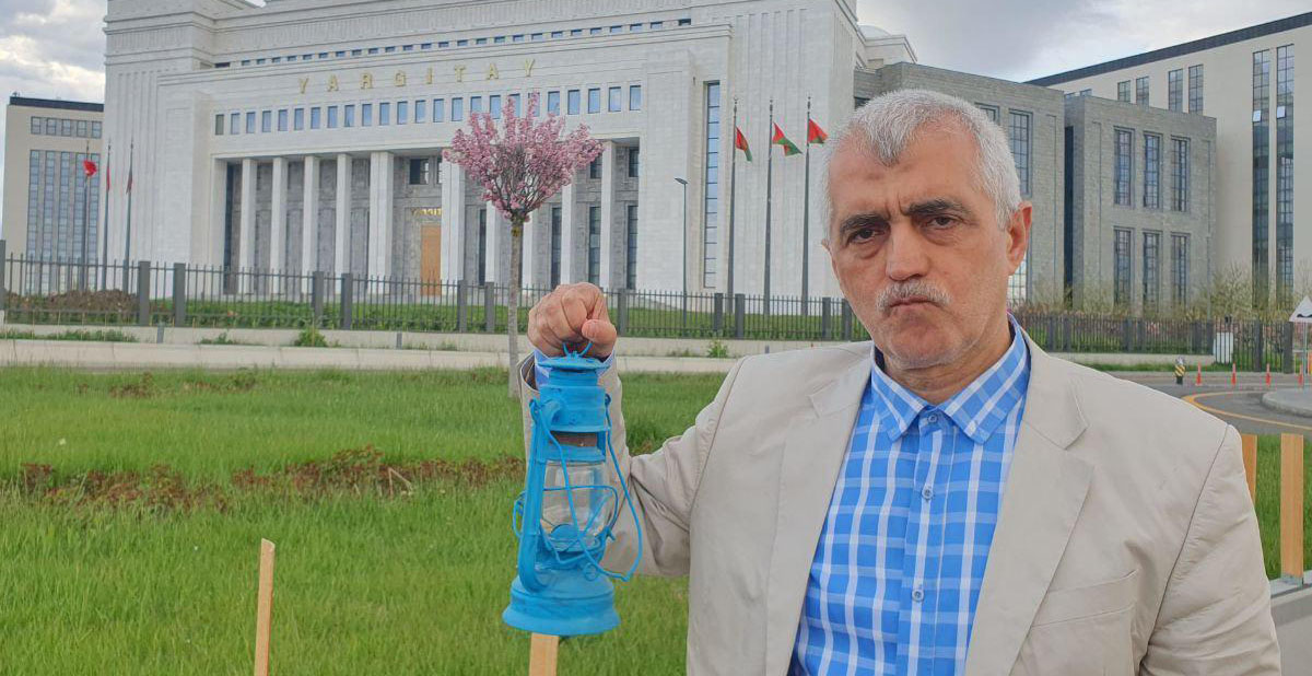Gergerlioğlu, Yargıtay önünde fenerle adalet aradı!