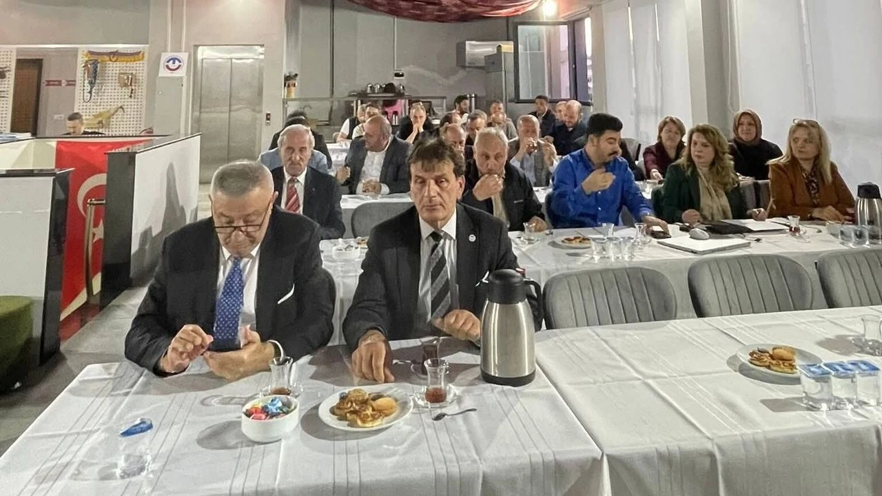 Trabzon Evi’nde Tarihi Kongre! Şatıroğlu Güven Tazeledi