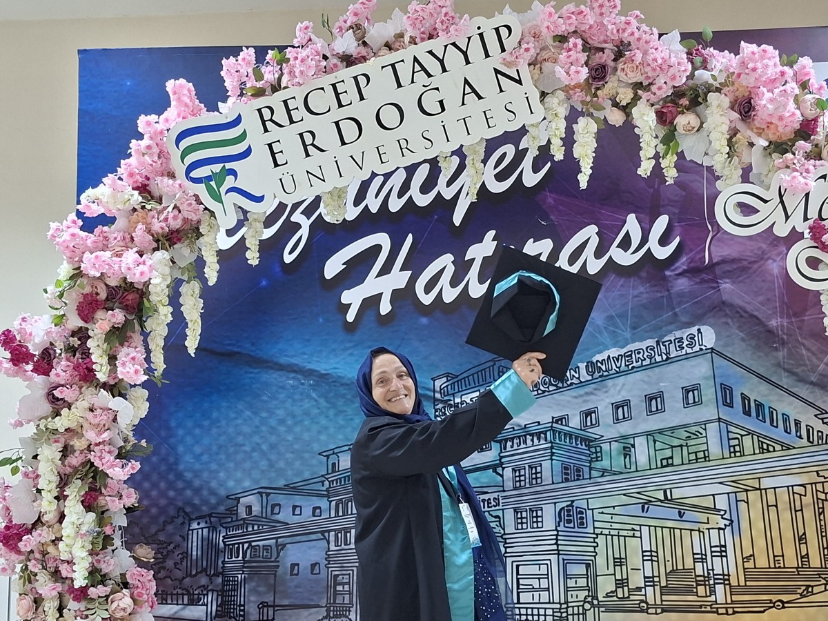 Kanseri Yendi, Üniversiteyi Bitirdi: 64 Yaşında Kep Attı
