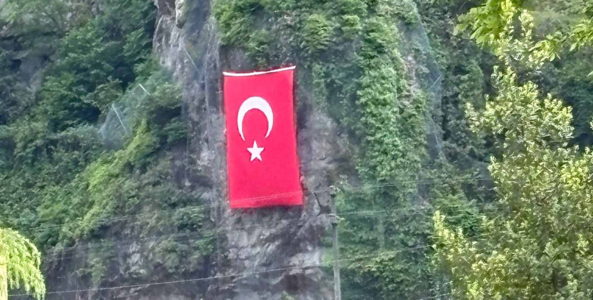 Ay-Yıldız İçin Tehlikeye Meydan Okudu: Çamlıhemşin’de Gurur Veren 19 Mayıs Geleneği