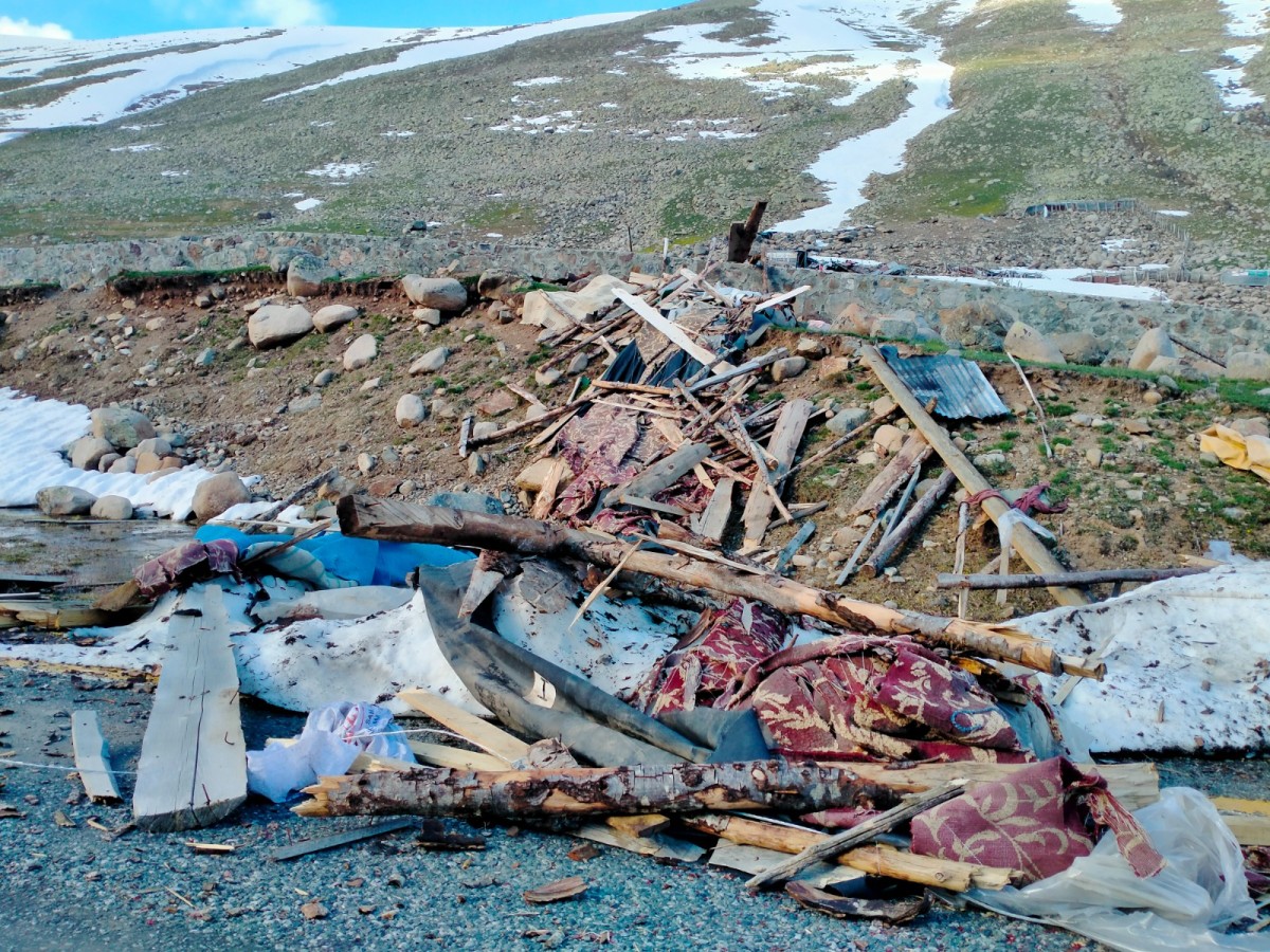Ovit Yaylasında Çığ Yayla Evlerini Yıktı Geçti