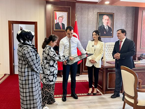 Özel Gereksinimli Öğrenciden Kaymakam Hamza İnam'a Anlamlı Hediye