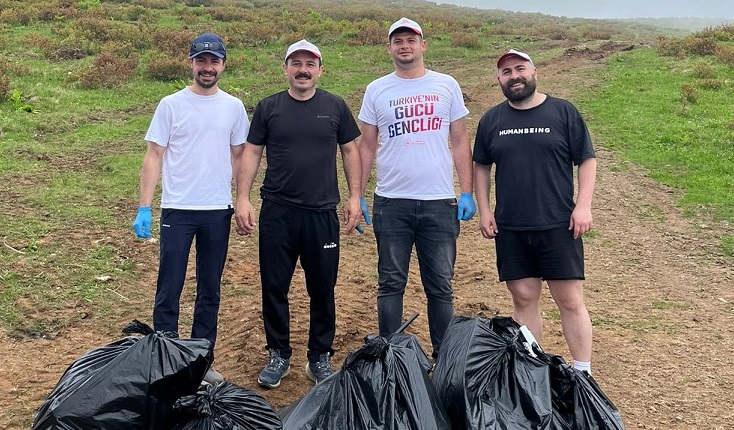 Güneysu Gençlik ve Spor İlçe Müdürlüğünden, Handüzü Yaylası’nda Çöp Toplama Etkinliği