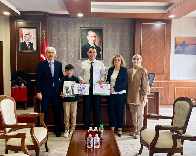 Logo Tasarımı Yarışmasında Türkiye İkincisi Olan Arda Çağan Morgül'e Kaymakamdan Tebrik