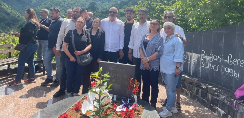 Karadeniz’in asi sesi Kazım Koyuncu mezarı başında anıldı
