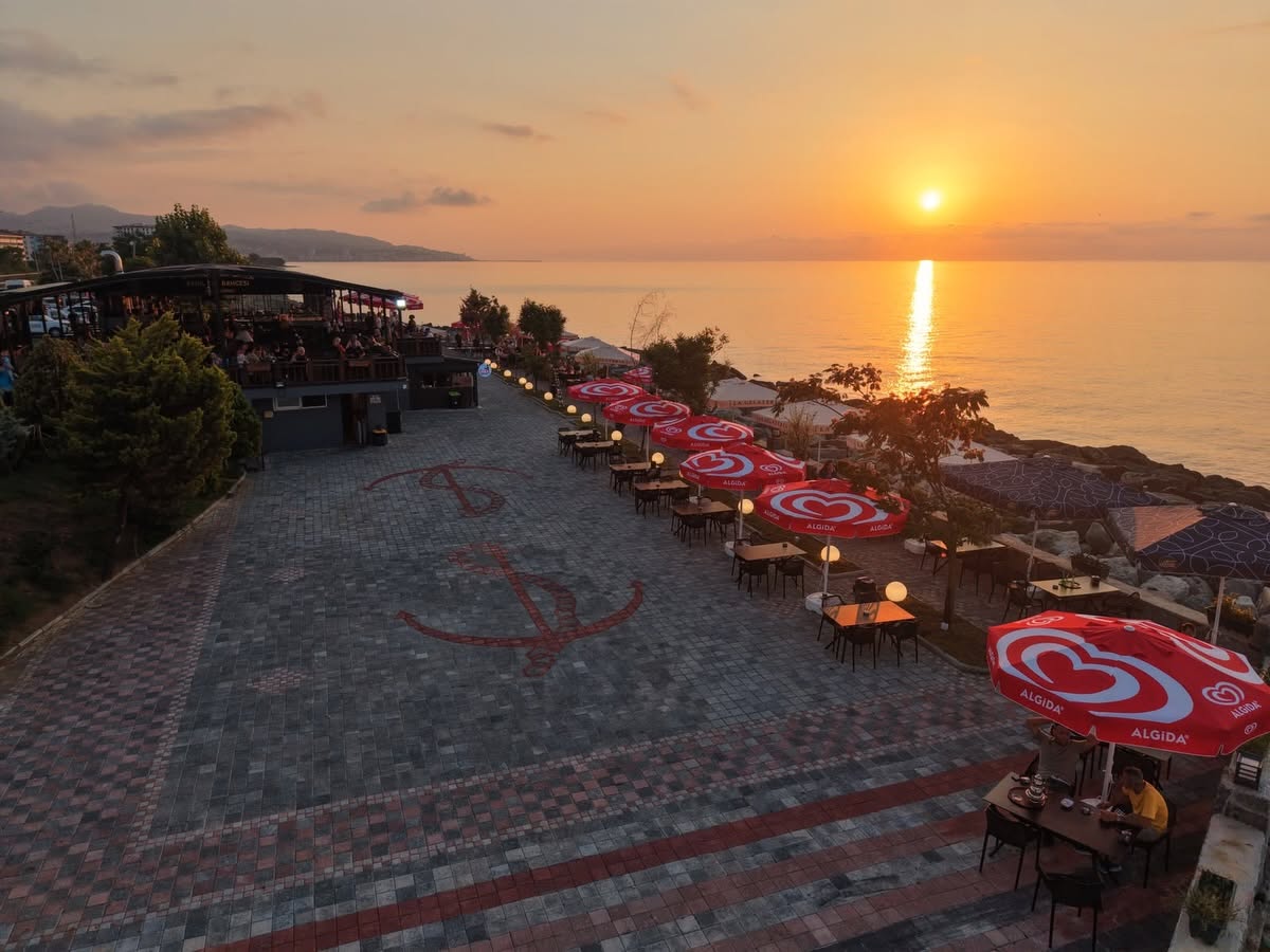 Ardeşen Sahil Çay Bahçesi Yenilendi, Vatandaşların Hizmetine Açıldı