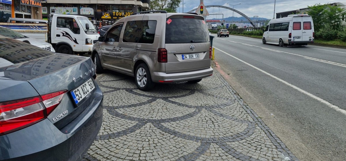 Rize’de Yaya Kaldırımı Otopark Olarak Kullanılıyor