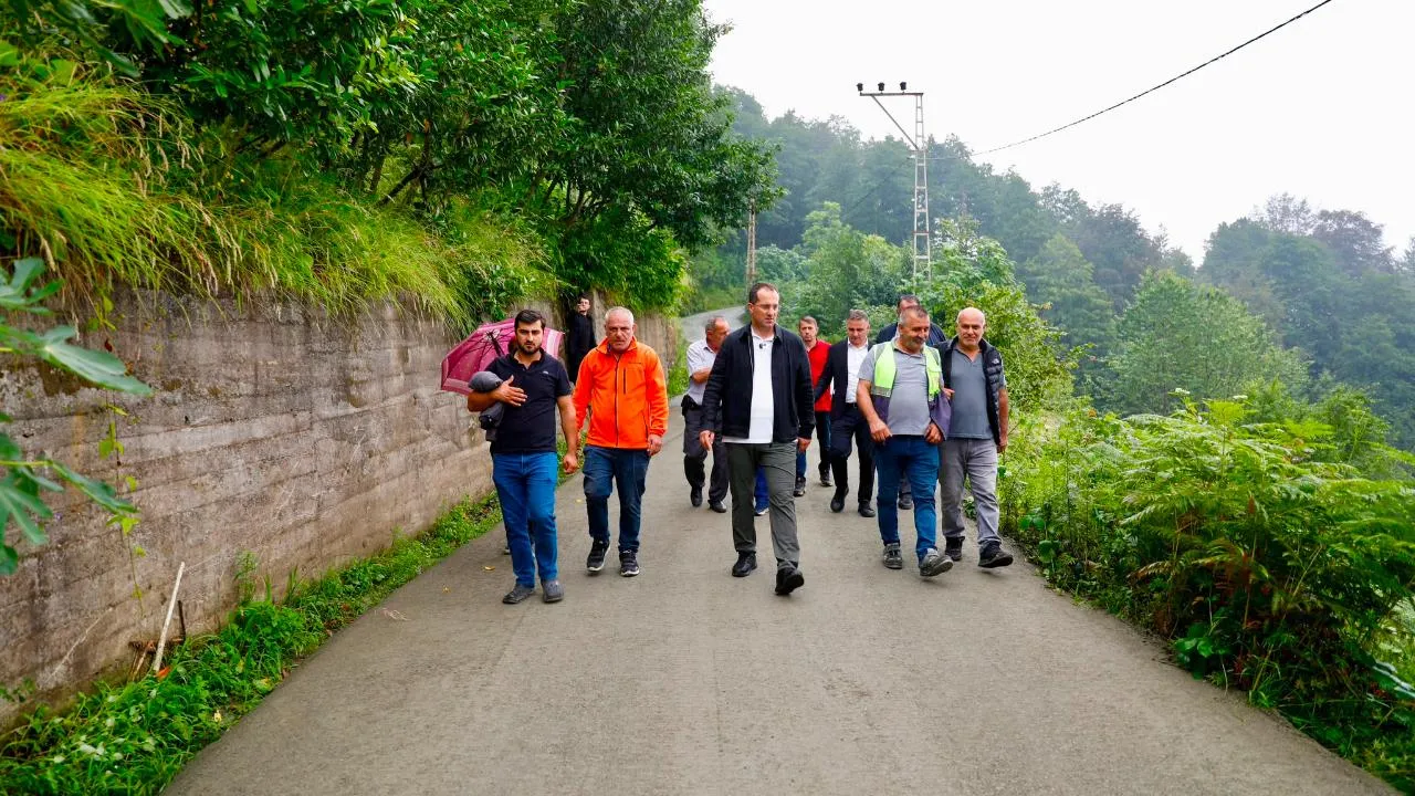 Akçaabat’ta Ulaşım Seferberliği: Karaçayır’da Kuru Beton Yol Çalışması Sürüyor