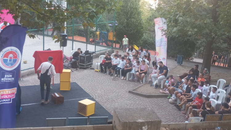 Maltepe'de yaz tiyatroları çocukları eğlendiriyor
