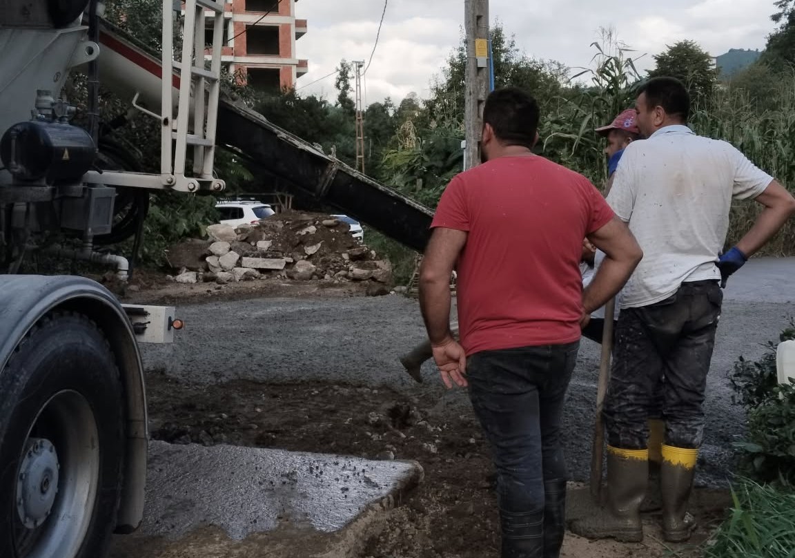 Rize'nin Ardeşen İlçesinde yol betonlama işleri devam ediyor.