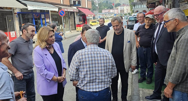 Yeni Parti Heyeti Rize’de Esnaf ziyareti, muhtarlarla sohbet, afet bölgelerinde incelemede bulunarak vatandaşlarla bir araya geldi.